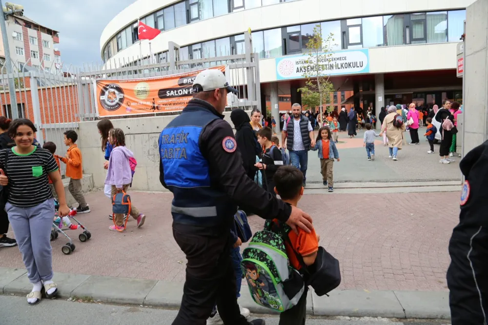 KÜÇÜKÇEKMECE ZABITASINDAN OKUL ÖNLERİNDE DENETİM