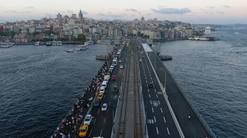 GALATA KÖPRÜSÜ’NDEKİ ÇALIŞMA PLANLANANDAN ÖNCE BİTİRİLDİ