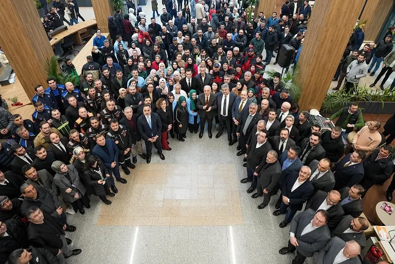 BAŞKAN YILDIRIM’A BELEDİYE GİRİŞİNDE COŞKULU KARŞILAMA
