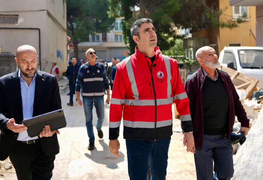 Başkan Gökhan Yüksel, Cevizlideki Balkon Çökmesiyle Alakalı İncelemelerde Bulundu