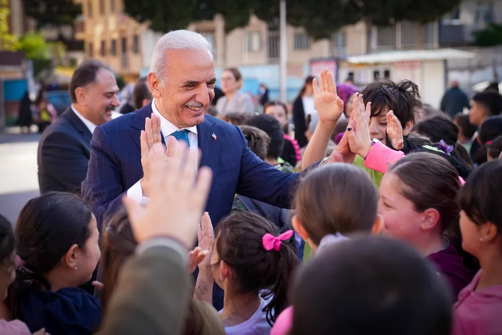 BAŞKAN YILDIRIM’DAN MİNİK PROTESTOCULARA DONDURMA SÜRPRİZİ  