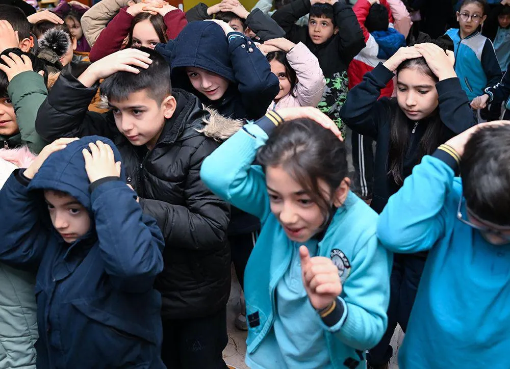 GAZİOSMANPAŞA’DA DEPREM TATBİKATI, 6 ŞUBAT’IN YIL DÖNÜMÜNDE YAPILDI