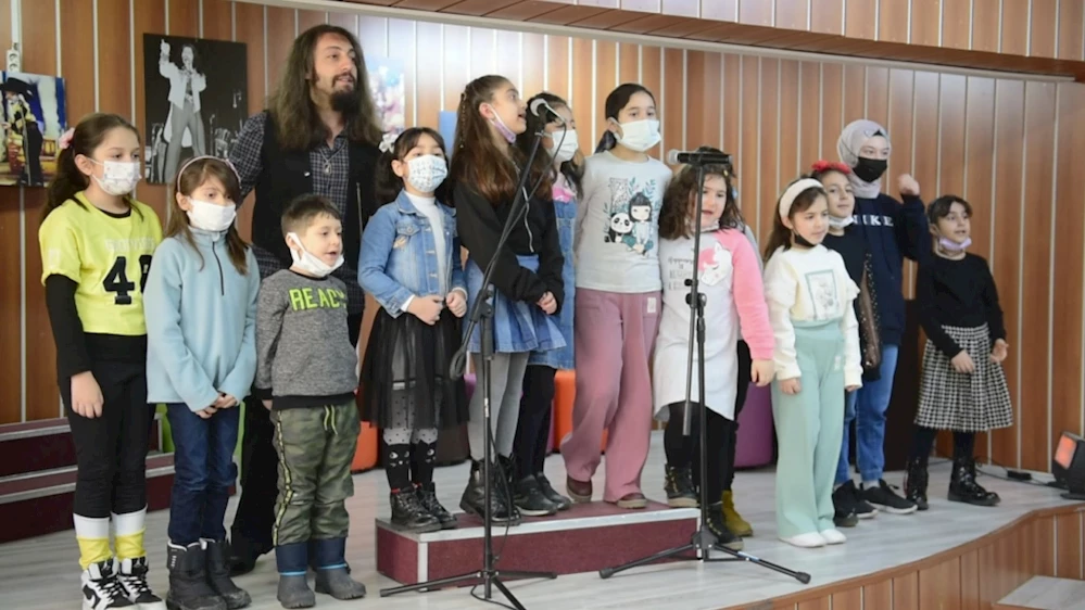 BARIŞ MANÇO, KENDİ YAPTIRDIĞI OKULDA ANILDI