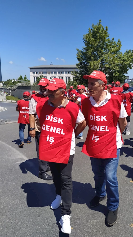 Sarıyer Belediyesi işçileri bina önünde grev yapıyor