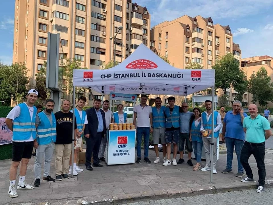 CHP BAŞAKŞEHİR ÖRGÜTÜ VATANDAŞLARA AŞURE İKRAM ETTİ!