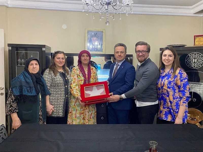 Giresun Valisi Enver Ünlü ve eşi Sema Ünlü Hanımefendi, iftarda Şehit Polis Memuru Murat Şengül